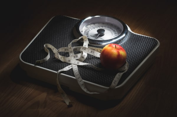vægt målebånd og æble
